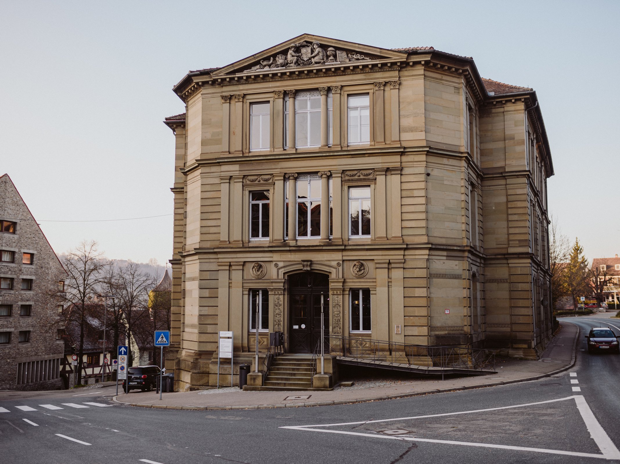 Historisches, zweistöckiges, braunes Gebäude